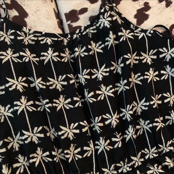 Black Palm Tree Shorts Romper MEDIUM - Picture 3 of 7